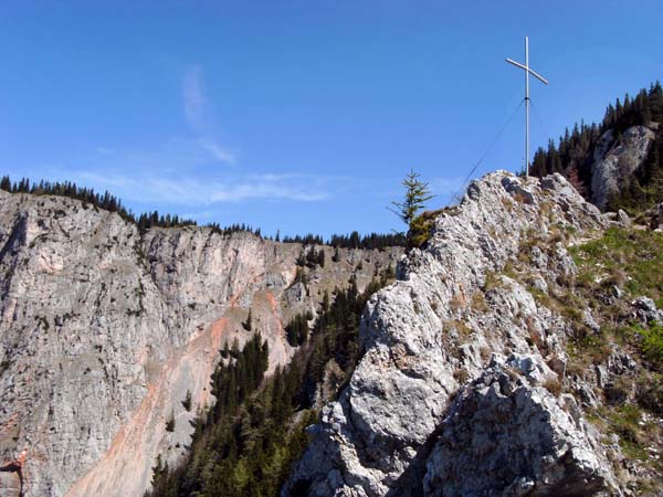 ... geht's auf den ausgesetzten Gipfel; dahinter die Rote Wand, an deren Fuß im Winter die romantische Schiabfahrt durch den Fronbachgraben ins Höllental hinunterführt