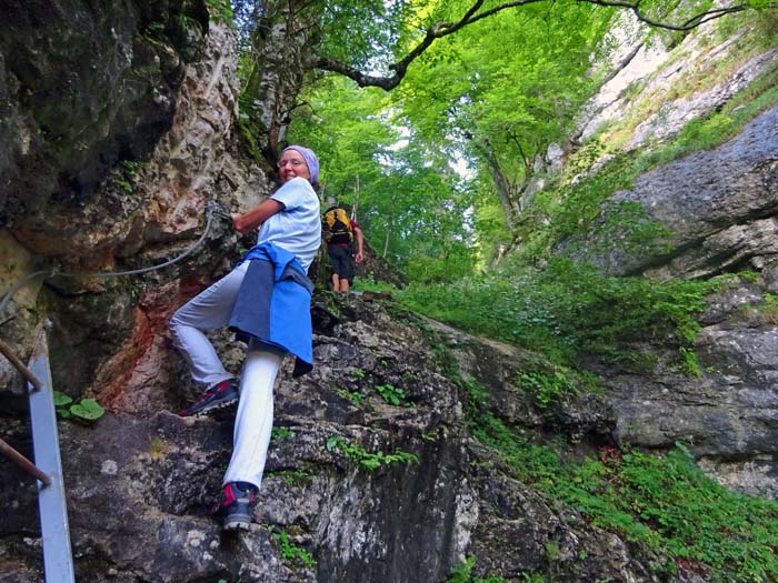 zwischen tropfnassen Felswänden geht's hinauf ...