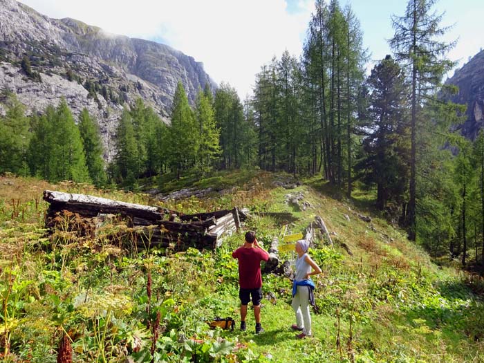 ... auf die malerische Hinterschlum mit ihrer verfallenen Almhütte; links oben der Schneibstein-Ostgrat