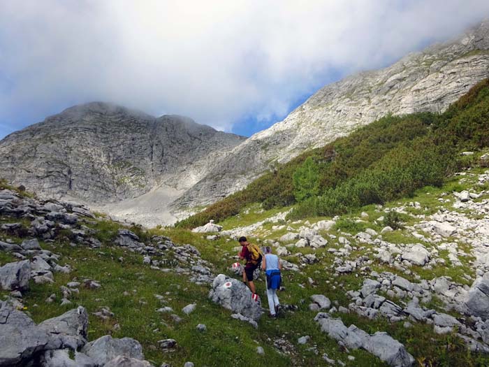 oberhalb der Waldgrenze steuern wir das Schuttfeld an und erreichen aus ihm rechts hinaus ...