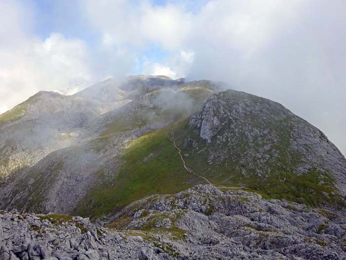 ... die 2101 m hohe Windscharte; vor uns im Norden der Kamm zum Schneibstein