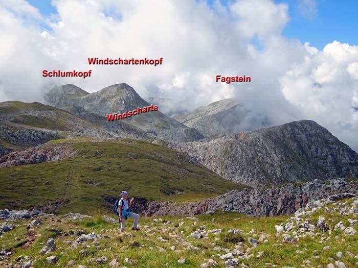 am Übergang zum Schneibstein, der nur mehr 65 m höher ist; hier ziehen im Winter die Schitourengeher über „die Reib'n“, einem Ostalpenklassiker: die „große“ über den Windschartenkopf und weit ausholend übers Steinerne Meer, die „kleine“ nur hinter dem Fagstein herum und zurück nach Hinterbrand bei Berchtesgaden