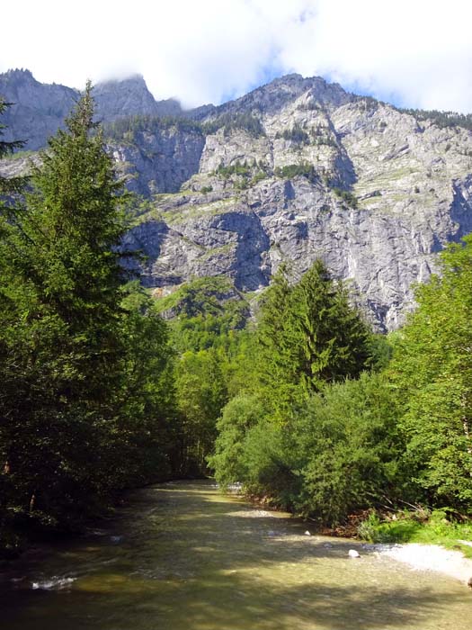 zurück beim Gasthof Bärenhütte; am Fuß der Schönbachkopfwände warten übrigens einige Mehrseillängenrouten (s. Archiv Klettern unter Bluntautal)