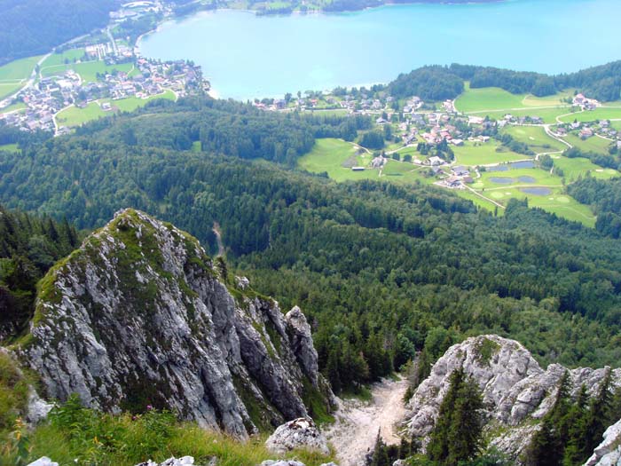 der Frauenkopf Gipfelgrat gegen SSW; rechts der Südgrat, links ein Sekundärgrat, an dem sich ebenfalls einige kurze Routen finden; hinten links Fuschl am See