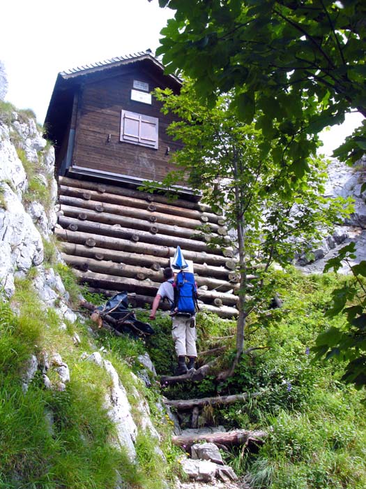 knapp unter dem Schobergipfel eine offene Unterstandshütte