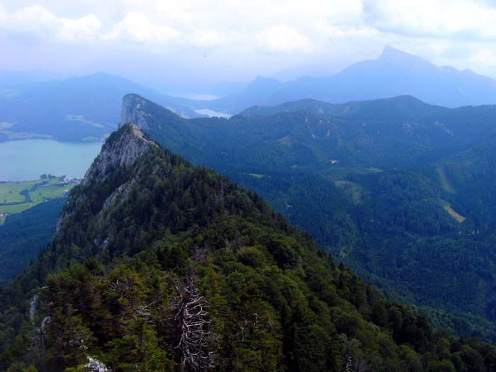 im O Drachenwand, Mondsee und Attersee, rechts hinten der Schafberg