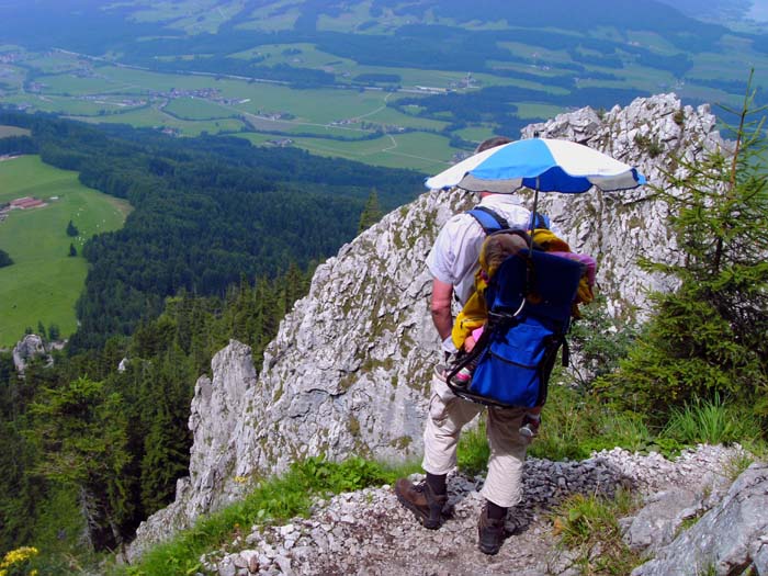 der obere Teil des Abstieges durch die NW-Flanke ist ein reinrassiger Klettersteig; links unten die Ruine Wartenfels