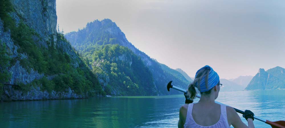 Blick vom Traunsee nach S; ganz rechts die Sonnsteine, links der Schönberg, ganz links knapp über dem Wasserspiegel der Miesweg