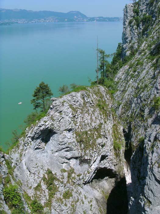 unter der Brücke die schwer begehbare, klammartige Lainauschlucht