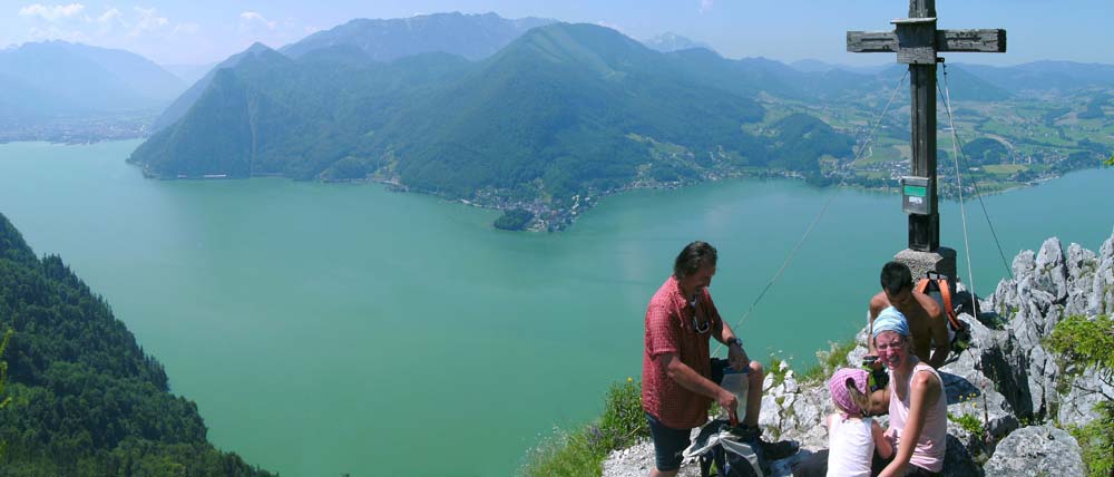 ... zum exponierten Kreuz; im W das Höllengebirge, links Ebensee