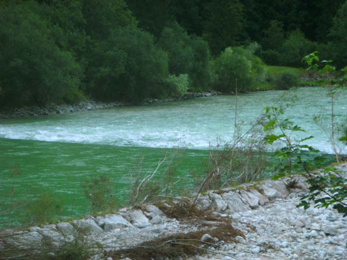 über weite Strecken ist dieser Traunabschnitt harmlos, zwischendurch zeigen sich aber immer wieder größere Schwälle, die Erfahrung und sicheres Beherrschen des Bootes voraussetzen; hier kurz vor der Rudolfsbrücke, knapp fünf Kilometer südwestl. von Ebensee; wer lieber umträgt, sollte rechtzeitig anlanden