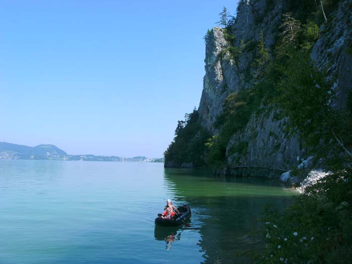 ab Ebensee muss entlang des steilen Traunsee-Ostufers gut sechs Kilometer bis zur Lainaubucht gepaddelt werden; dann rauf auf den Berg