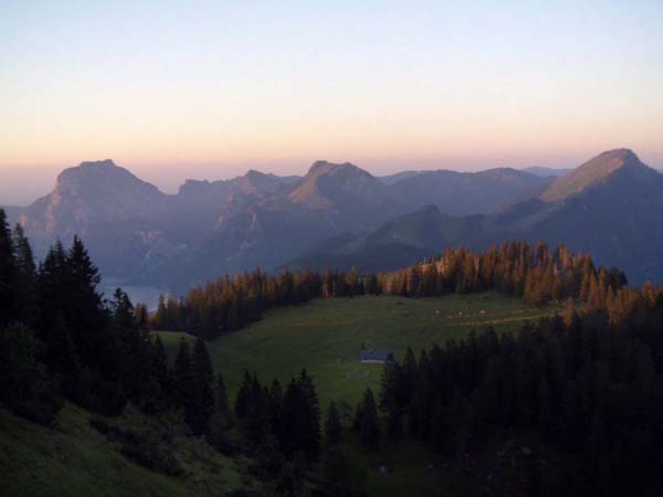 im N die Brombergalm im Spiel von Licht und Schatten; rechts die Eibenbergschneid, links der Traunstein