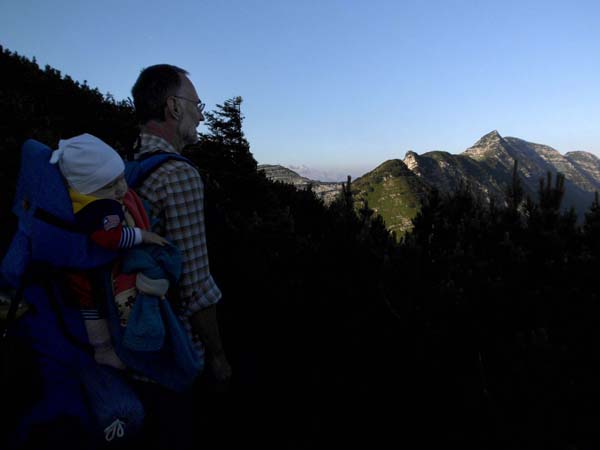 bald sind wir auf dem Weg zum Petergupf; Ronja legt nach dem Frühstück noch eine Runde Schlaf ein. Wir sind früh dran, weil der Tag sehr heiß wird