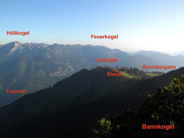 Rückblick vom Bannkogel nach NW auf unseren Biwakplatz und das Höllengebirge