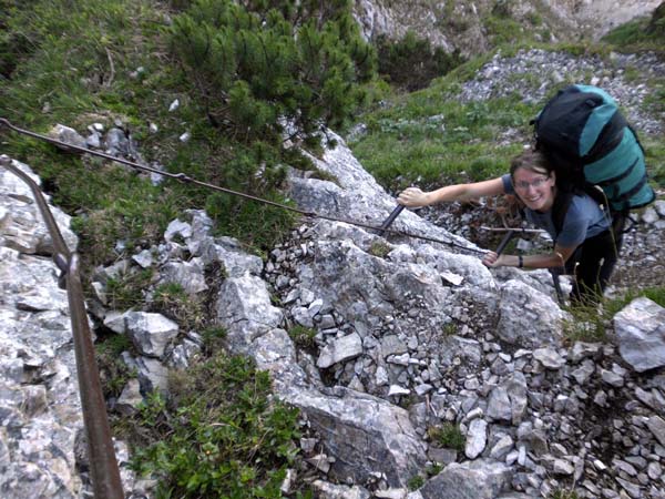 die ersten Meter der Klettersteigeinlage sind ziemlich athletisch (C/D); Vorsicht: zurzeit wackelt die dritte Eisensprosse!