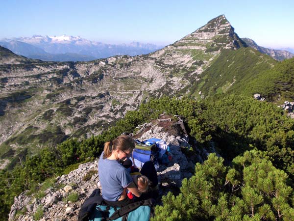 am Gipfel des Bergwerkkogel gibt's die erste Stillpause für Ronja; die formschöne Pyramide ist der Mittagkogel mit seiner Gimbachflanke (links) - eine etwas abgelegene, aber wunderschöne Schitour (s. Archiv)