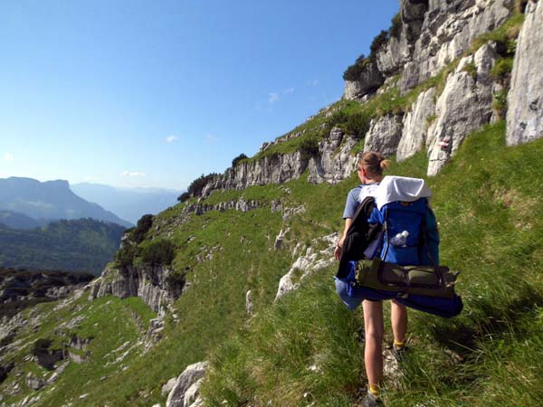 der Mittagkogel wird als einziger Gipfel nicht überschritten, sondern östlich auf teils schmalen Grasbändern umgangen