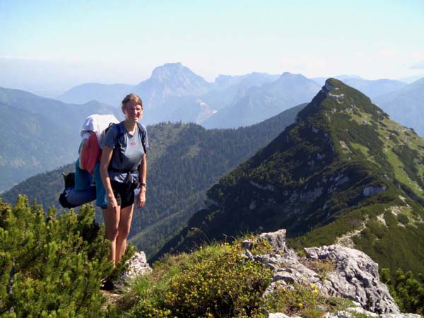 Rückblick kurz unter dem Schrottgipfel; rechts der Mittagkogel, der wegen des Latschendschungels eher im Winter erstiegen wird, links hinten der Traunstein