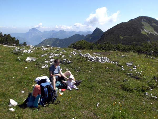 Mutter und Tochter am letzten Gipfel des langen Kammes, dem Hochglegt; die flache Kuppe oberhalb Ullis Kopf (rechts vor dem Traunstein) ist der Loskogel, unser letzter Schlafplatz