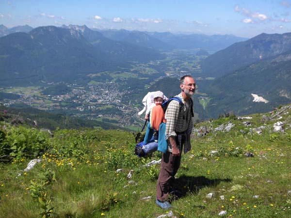 Bad Ischl ist in Sichtweite, aber lange noch nicht erreicht; weiter unten, im Bereich der Kotalm, sind die Windwürfe zwar aufgeräumt, die Markierung lässt aber zu wünschen übrig - wir sind jedenfalls vom rechten Weg abgekommen und auf einer Forststraße zum Mitteralm-Abstieg gelangt, was das ganze nicht gerade verkürzt ...