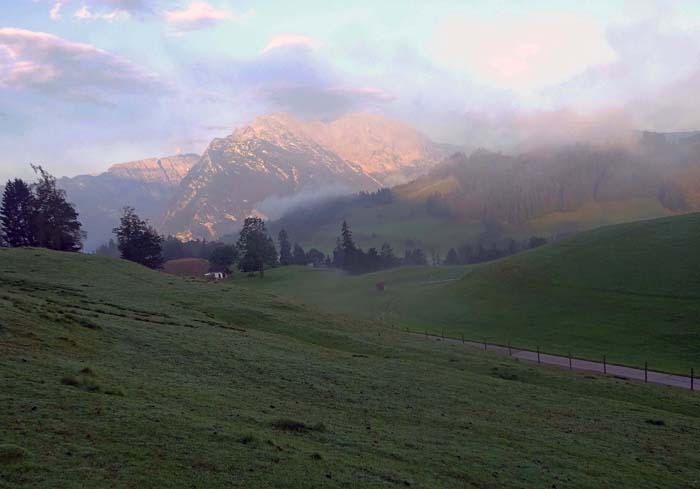 Morgenstimmung beim Gasthof Bachrain mit Blick gegen Westen auf den Hohen Göll