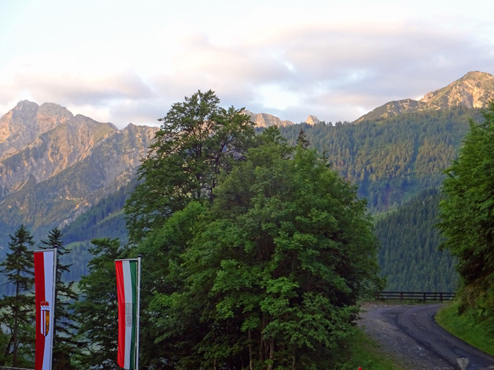 Startpunkt der dreistündigen Runde ist der Hengstpass; Blick gegen Süden auf die Haller Mauern zwischen Bärenkarmauer (links) und Langstein 