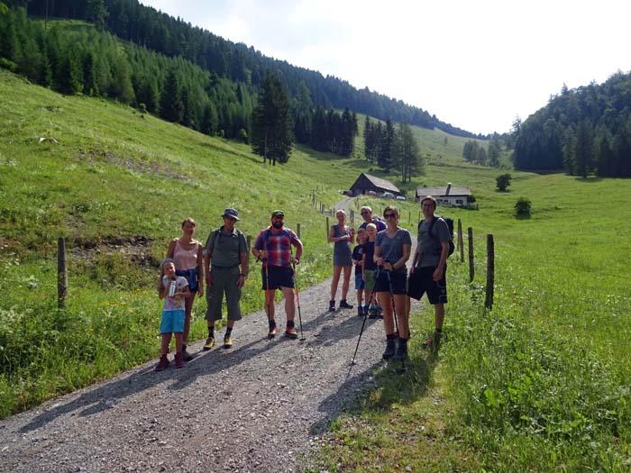 die Alm liegt inmitten eines weiten Wiesentrogs, dem wir bis ganz hinauf in den Sattel folgen