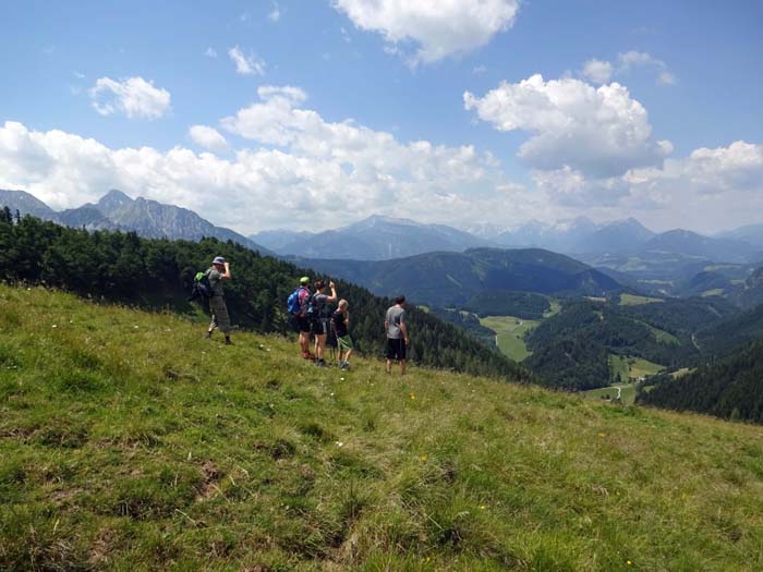 der Kamm wird aber zusehends flacher; links Pyhrgas, dann Totes Gebirge