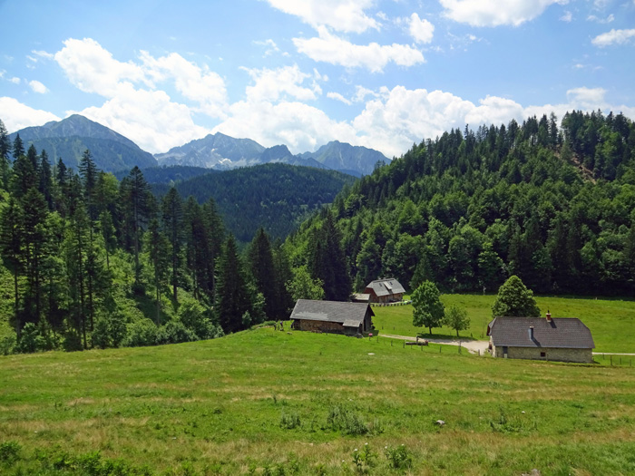 bald ist der Hengstpass wieder erreicht; die Hengstpasshütte (Mitte hinten) ...