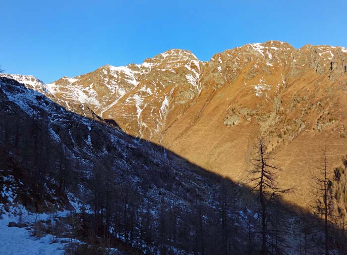 kurz nach dem Start müssen wir 100 Hm die Kaserleiten hinunter; im NW Rottörl (links), Hochtristen und Sensenspitz