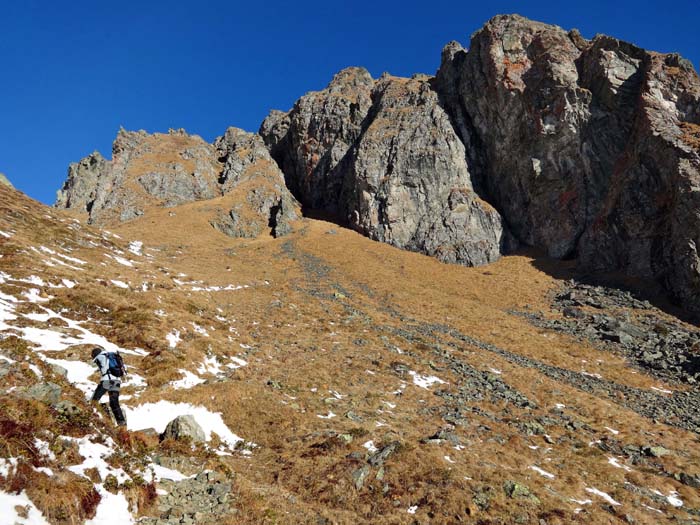 unter den Südwänden des Schwarzstein; wir peilen den Sattel links oben an