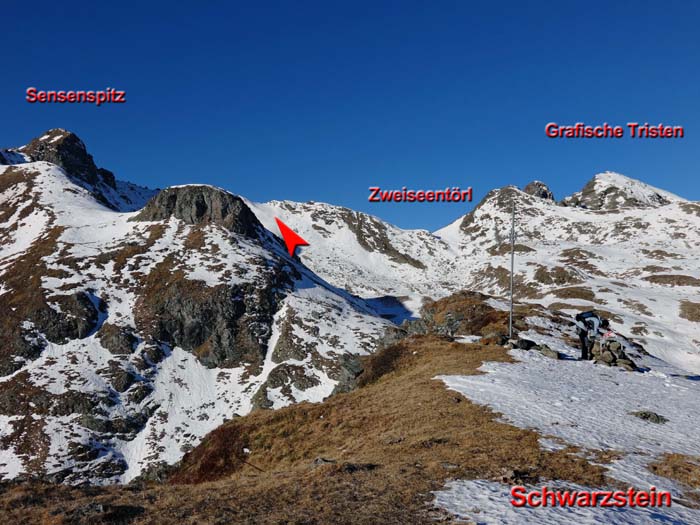 zurück im Sattel verlassen wir den markierten Weg und stapfen die steile Schneeflanke zum Sensenspitz-Nordgrat hinauf