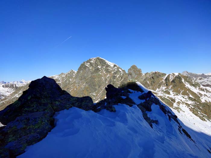 auf der blockigen Schneide des Grates, im NNW die 2553 m hohe Grafische Tristen