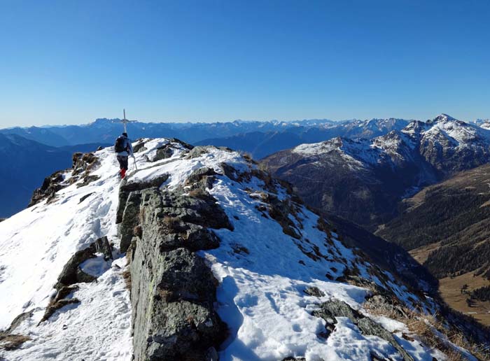 Ulli am Gipfelfirst, Blick gegen SW