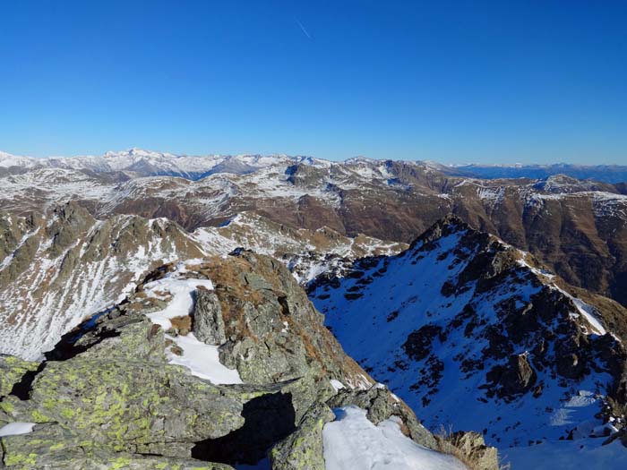 reiche Gipfelschau: rechts vorne der Sensenspitz, links hinten wieder die Hochalmspitze