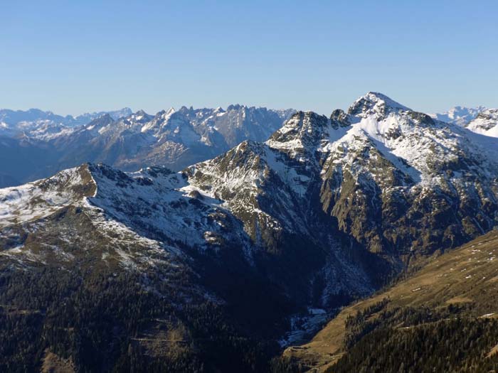 im Westen gestaffelt Scharnik, Lienzer und Sextener Dolomiten