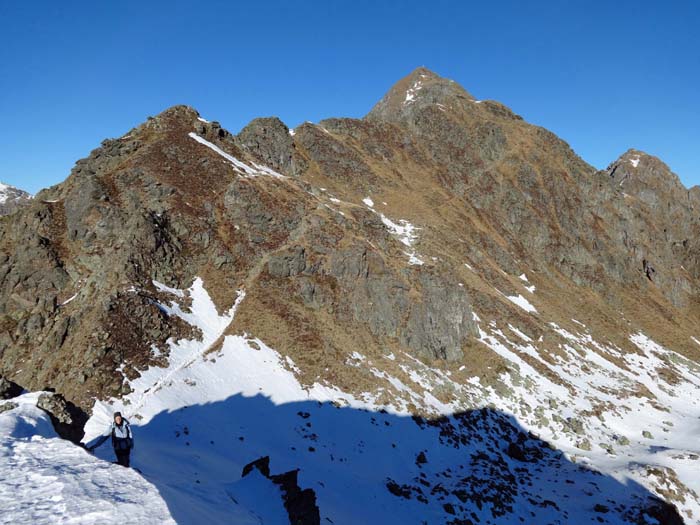 am Wiederaufstieg zur Hohen Grenten haben wir einen guten Rückblick auf Hochtristen und Sensenspitz und können sogar den markierten Flankensteig ausmachen