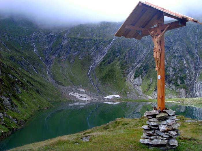 wir werden nicht enttäuscht; der Seebachsee von NO, von der Gipfelkuppe seines Torwächters