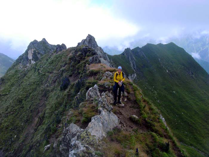 auf dem unteren NO-Grat des Foißkarkopf, links hinten die Seebachscharte, rechts das Gamseck; Mittag ist längst vorbei und die Bewölkung am Gipfel will sich nicht heben