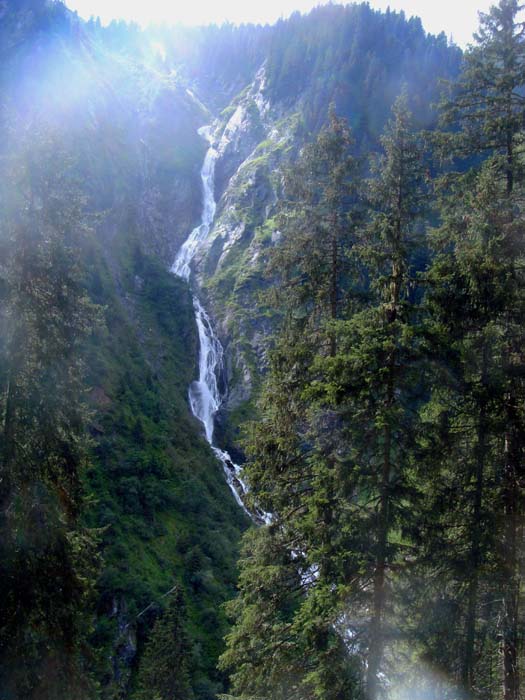 gleich daneben, am ca. 300 m hohen Seebachfall, schließt sich der Kreis unserer 2-Seen-Wanderung