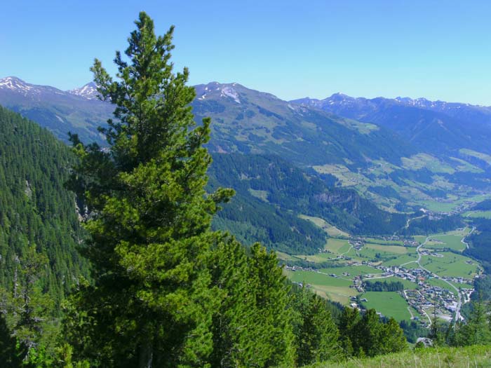 ... mit schönem Tiefblick nach NO auf Krimml und den Oberpinzgau