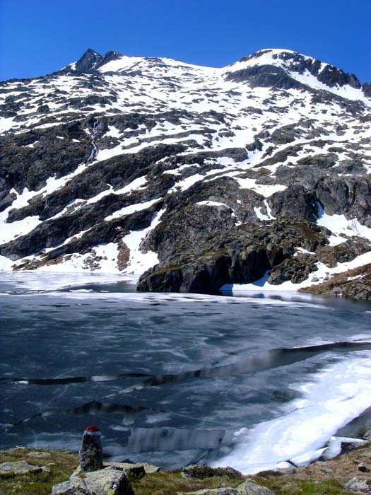 ... stehen wir urplötzlich vor dem bezaubernden Seekarsee, ...