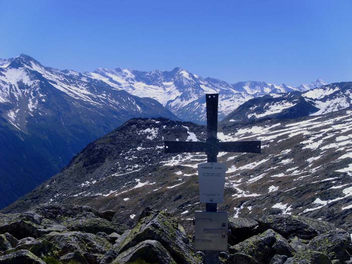 daran anschließend Schlieferspitze (links), Dreiherrnspitze (über dem Kreuz) und ganz hinten rechts die Rötspitze