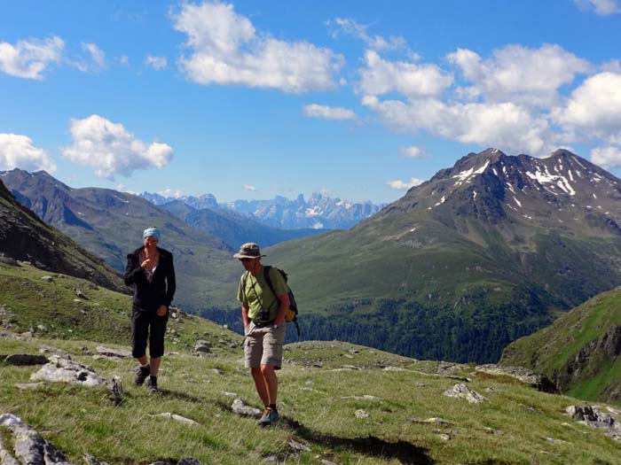 Rückblick übers Defereggental und das Gsieser Törl (Grenze zu Südtirol) bis in die Dolomiten (Cristallo); rechts das Deferegger Pfannhorn, das wir morgen ersteigen wollen