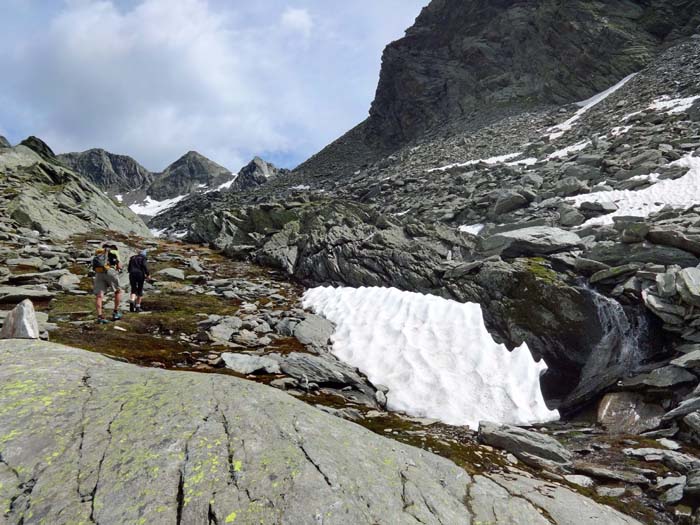 in hochalpinem Gelände gewinnen wir an Höhe; unser Gipfel versteckt sich noch immer hinter den Westwänden des Weitstrahl