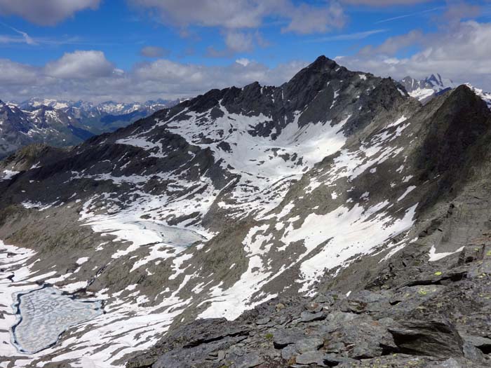 im NW die Alplesspitze im Panargenkamm mit ihren beiden Seen