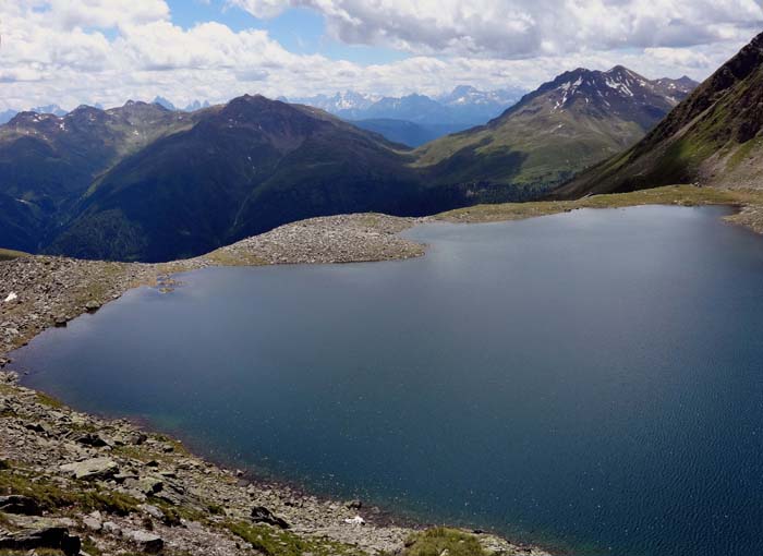 der See liegt knapp 500 m unterhalb des Gipfels