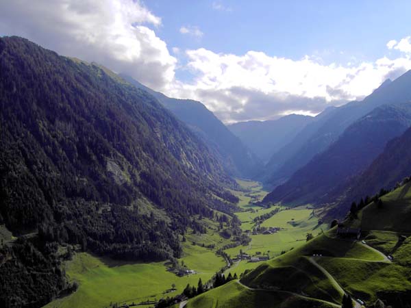 das Seidlwinkltal von NO (Wörth-Hochberg); der P befindet sich ganz hinten vor der Engstelle (Klausen) an der Licht-Schatten-Grenze