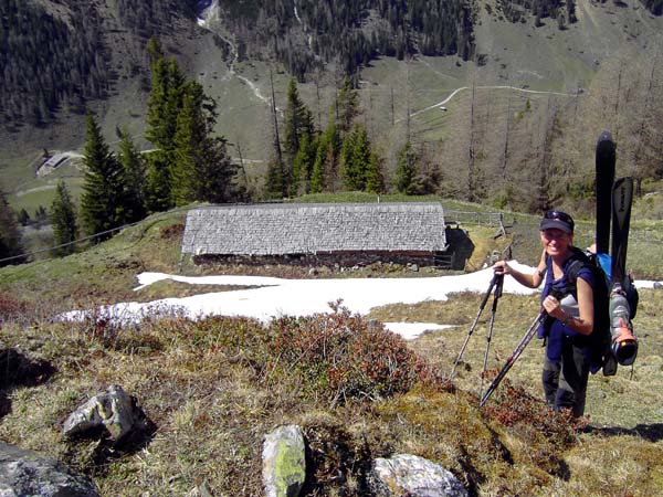 die unbewirtschaftete Bockkarhütte auf der östlichen Talseite, 400 Hm über der Seidlwinklache; eine Art Zahnradbahn - wie sie auch bei den Weinbauern in den Cinque Terre Verwendung findet - zieht entlang des unmarkierten Jagdsteiges bis auf die Alm